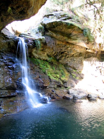 Cascade dans une forêt africaine