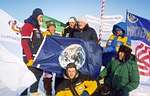 Drapeau du Jour de la Terre au Pôle Nord